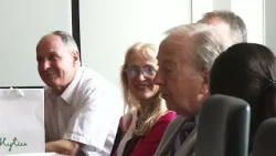 LR garbės konsului JAV Rimui  Česoniui įteiktos Alytaus miesto garbės piliečio regalijos. 2023 06 26